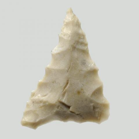 Pointe de flèche triangulaire en silex Pointe de flèche triangulaire en silex