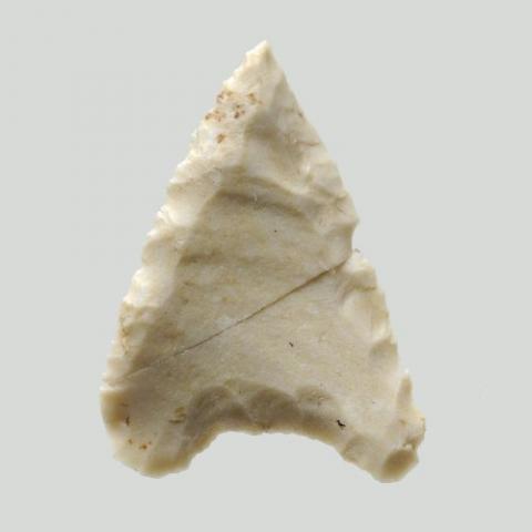 Pointe de flèche triangulaire en silex Pointe de flèche triangulaire en silex