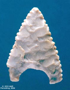 Pointe de flèche triangulaire à base concave et ailerons équarris en silex Pointe de flèche triangulaire à base concave et ailerons équarris en silex