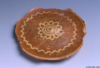 Assiette calotte en poterie de Bonfol Assiette calotte en poterie de Bonfol
